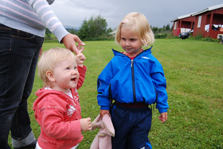 63-Saga gillar sina sysslingar Mathilde och Sofie